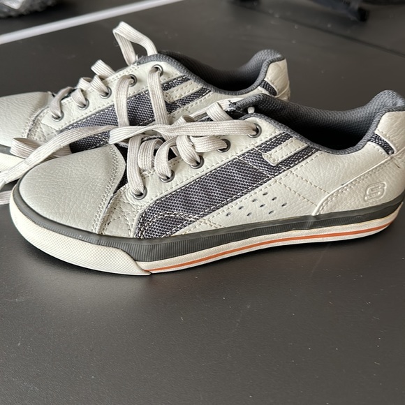 Boys Sketchers size 4 - Picture 2 of 7